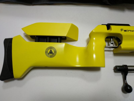 Vendo  carabina Feinwerkbau 2600  (calibre 22lr) con  maleta rígida  y  bípode .

Tiene roces en la pintura 11