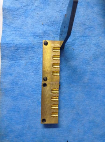 Vendo molde marca MP, fabricado en latón, con 4 cavidades
para puntas calibre .40  de 180 grains.
Ref. 02