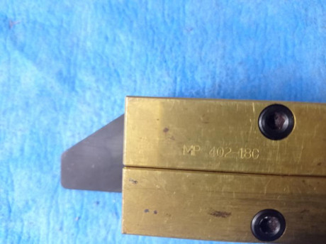 Vendo molde marca MP, fabricado en latón, con 4 cavidades
para puntas calibre .40  de 180 grains.
Ref. 00