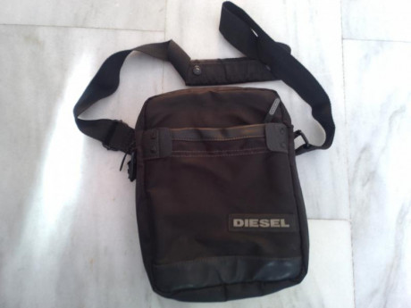 Hola vendo por no usar esta bolsa de transporte de la marca Diesel, muy acolchada ,sirve para llevar al 00