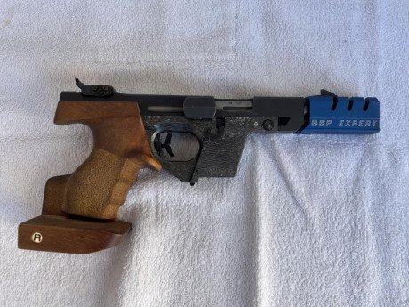 Vendo mi Walther GSP Expert del 32 guiada en F, con dos cargadores y lo que se muestra en las fotos. 
El 130