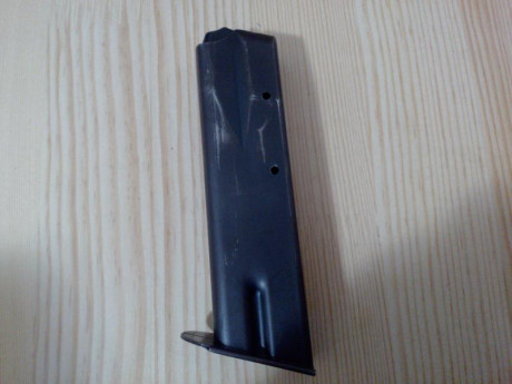 Vendo un cargador original de pistola Brno/CZ75 de 16 disparos, usado en buen estado, poco uso ya que 00