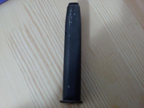Vendo un cargador original de pistola Brno/CZ75 de 16 disparos, usado en buen estado, poco uso ya que 10