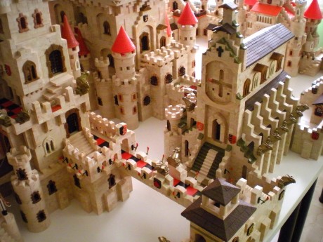 Pues parece ser que ya no, o no tanto, no lo se seguro.
Ha sido una triste noticia que LEGO se coma el 10