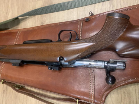 Un buen amigo, por dejar las armas, vende lo que tiene en forma de lote, que consta de:
1 rifle Sauer 01