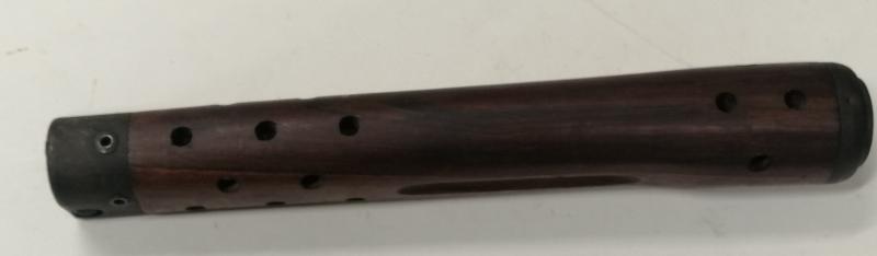 Guardamanos de madera para el Cetme modelo "C" del calibre 7,62x51. Se encuentra usado por almacenamiento, 02