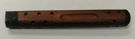 Guardamanos de madera para el Cetme modelo "C" del calibre 7,62x51. Se encuentra usado por almacenamiento, 01