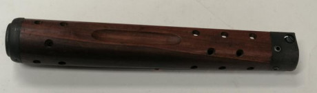 Guardamanos de madera para el Cetme modelo "C" del calibre 7,62x51. Se encuentra usado por almacenamiento, 00