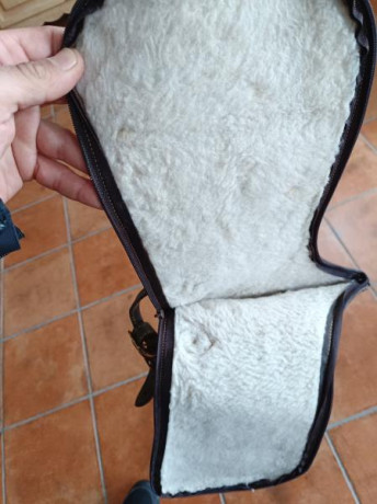 Un amigo me pide que le anuncie varias cosas.

Funda de piel/cuero para rifle con visor.
Interior de borreguito.
Incluye 00