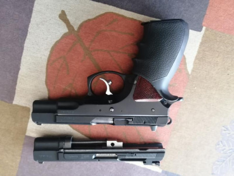 Vendo pistola CZ 75 B y KIT 22 LR, el arma esta en excelente estado,  no presenta golpes, ni arañazos, 01