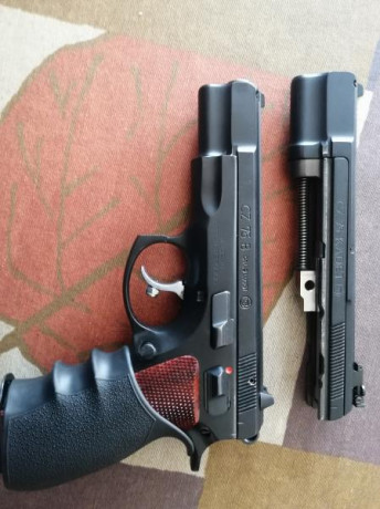 Hola vendo pistola CZ 75 B, con Kit del 22 LR. Esta guiada en F, con sus dos estuches,  2 cargadores de 00