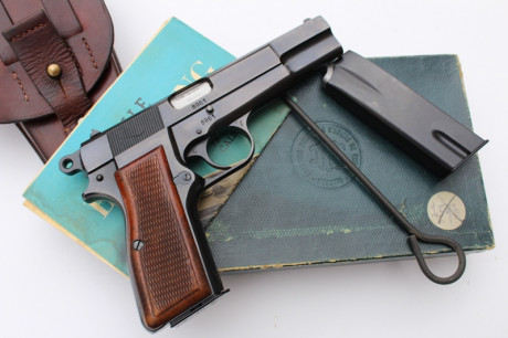 Busco FN HP35 del ejecito Danés, de la policia austriaco, y variantes de los años 60, 70, 80 en el libro 00