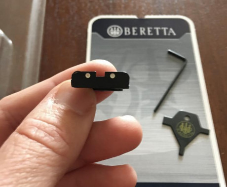 Alza Lpa original de beretta comprada para 92FS, tiene una muesca en la parte superior derecha como se 00