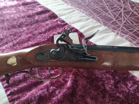 Se vende rifle de chispa Pensylvania de Ardesa Calibre 50 1/66.

Como se puede apreciar en las fotos, 01