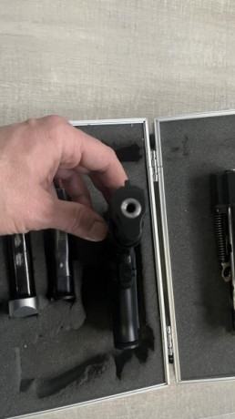 Buenas, vendo cz75 B en 9 pb y el kit kadet del 22lr, 2 cargadores del 9 y 2 del 22lr, 750€ con portes 01