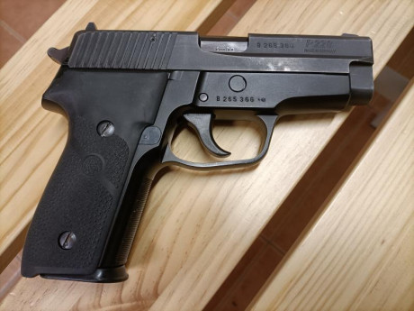 Vendo Sig Sauer P228 calibre 9mm, siempre guiada en A prácticamente sin uso, con roces típicos de haber 00