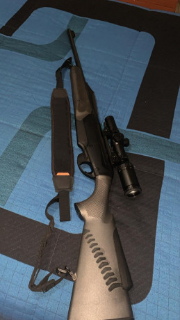 Un amigo vende el rifle por no usarlo es un Benelli argo confortech semiautomático calibre 9,3 x 62 en 01