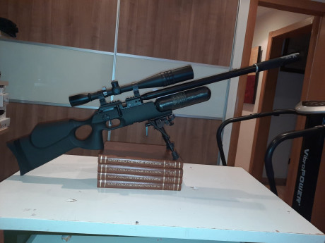 Una carabina FX Crow, incluye bípode y silenciador. Precio 1150€ .Se adjunta el visor Sightron SII de 00