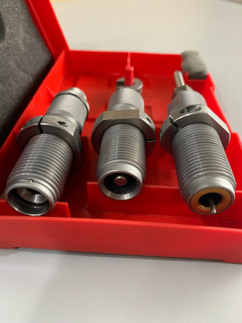 Vendo este Set de Dies de la marca HORNADY del calibre 32, prácticamente en estado de reestreno.
Es la 02