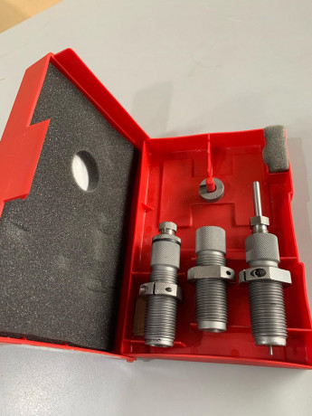Vendo este Set de Dies de la marca HORNADY del calibre 32, prácticamente en estado de reestreno.
Es la 01