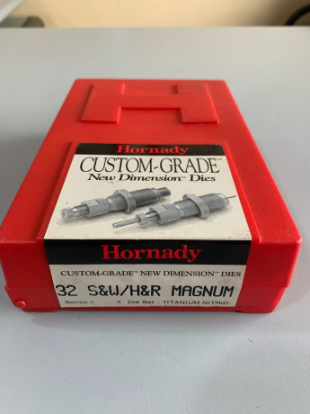 Vendo este Set de Dies de la marca HORNADY del calibre 32, prácticamente en estado de reestreno.
Es la 00