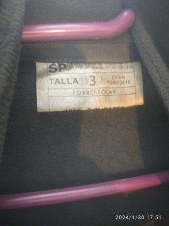 Hola:
Vendo este traje porque lo he usado dos veces y no me lo puse más. El pantalón lleva tirantes. PRECIO: 02