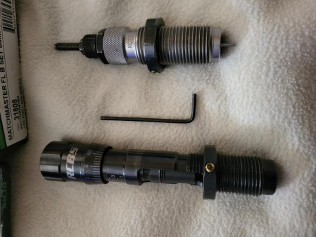 Vendo dies Matchmaster FL B Set 6MM Creedmor , en muy buen estado, se compone de un die calibrador completo 00