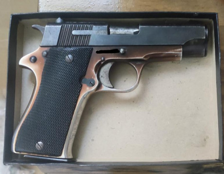 9 parabellum

Tiene desgaste exterior porque se ha utilizado para ser portada principalmente. Para porte 01