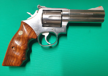 SE VENDE PRECIOSO REVÓLVER S&W CALIBRE 357 MAGNUM.
CUATRO PULGADAS DE CAÑÓN. 
ACABADO INOX. 
CACHAS 01