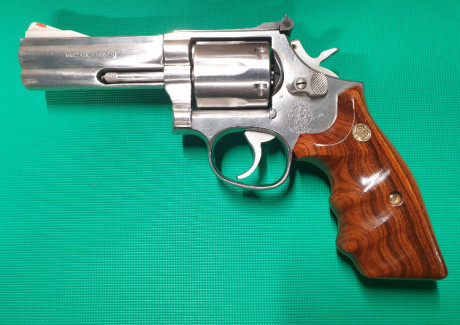 SE VENDE PRECIOSO REVÓLVER S&W CALIBRE 357 MAGNUM.
CUATRO PULGADAS DE CAÑÓN. 
ACABADO INOX. 
CACHAS 00