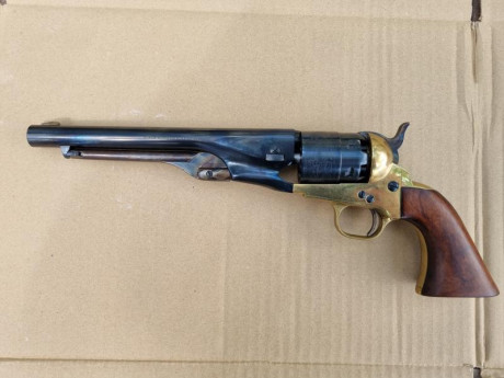 Hola se vende revolver Fili Pietta 1860 que nunca se ha disparado, calibre 44. Precio 250 euros más envío, 02