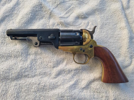 Se vende revolver Fili Pietta 1851 calibre 44 que nunca se ha disparado, pequeña marca en la pieza para 02
