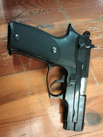 pongo a la venta esta pistola de un amigo fallecido , esta en intervencion de armas por lo que no se puede 02