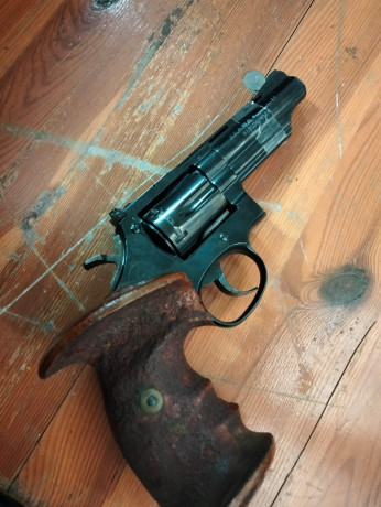 pongo a la venta este revolver de un amigo fallecido , esta en intervencion de armas por lo que no se 02