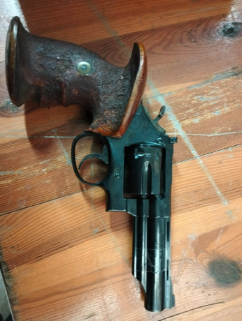 pongo a la venta este revolver de un amigo fallecido , esta en intervencion de armas por lo que no se 00