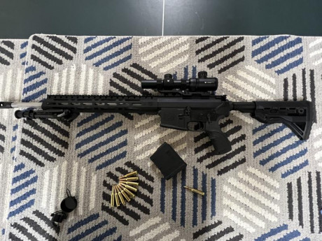 Hola, vendo mi AR-10 del 6.5 creedmoor diamondback.
Está nueva, ha tirado 3 cajas si llega.
Viene con 00