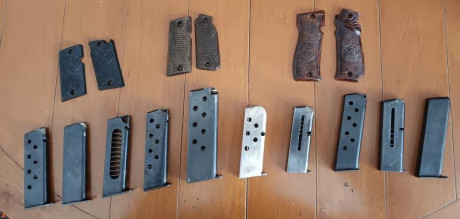 Buenas 
Vendo lote completo son 10 cargadores de varios calibres más tres pares de cachas de pistola
Rebajado 00