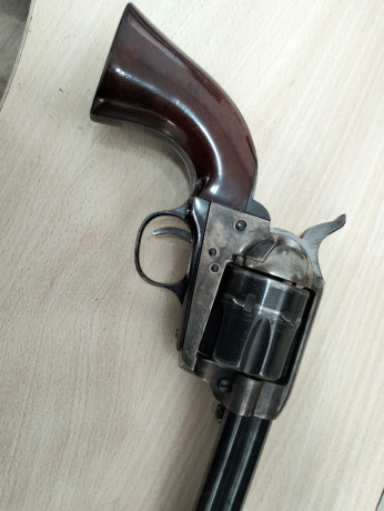 se vende este cattleman de 7,1/2 en 45 colt , muy pocos tiros , el arma esta en asturias y el precio es 00