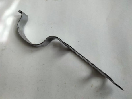 Hola, pongo a la venta un guardamonte cromado de la carabina ONENA 500 del calibre 22 LR y a cerrojo 

precio 01