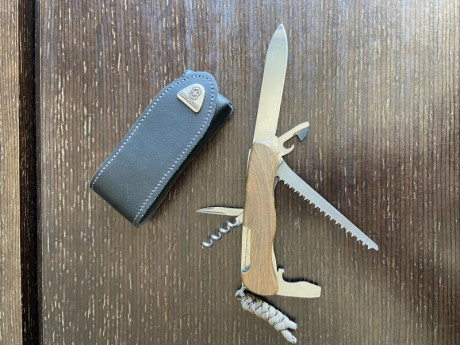 A la venta esta Victorinox Forester con cachas en madera. Sin uso, de colección. Funda de piel original. 02