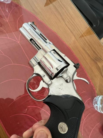 Vendo Colt Python 357, 4" revisado y en perfecto estado,pido 599€ puesto en intervención. 02