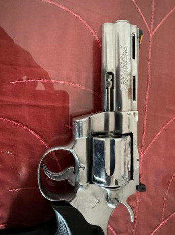 Vendo Colt Python 357, 4" revisado y en perfecto estado,pido 599€ puesto en intervención. 01