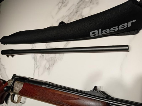 Rifle de la Marca Blaser modelo Luxus con ciervos y corzos en las chapas y dos cañones el principal en 40