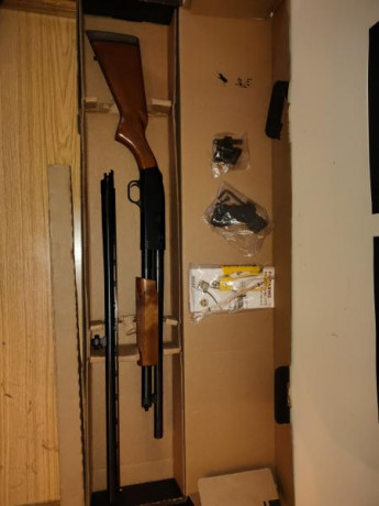 Hola.
Vendo mossberg 500 hunting combo security 12/76 NUEVA , nunca ha salido de casa, comprada el año 20