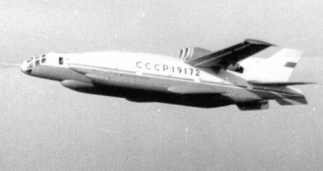 parece sacado de la guerra de las galaxias! :shock: 
 http://www.englishrussia.com/index.php/2010/09/07/a-weird-soviet-plane-vva-14-part-ii/ 50