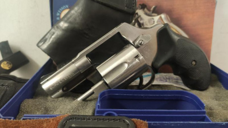 Un amigo vende un revólver Smith Wesson, modelo 60-9, con su maletín, calibre 357 Magnum, 2'5 pulgadas 01