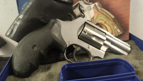Un amigo vende un revólver Smith Wesson, modelo 60-9, con su maletín, calibre 357 Magnum, 2'5 pulgadas 00