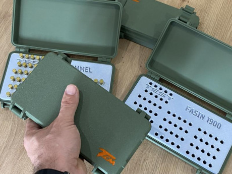 Buenos días. Ponemos a la venta cajas de municion de cualquier calibre. Si no lo tenemos, lo diseñamos 02