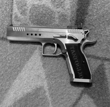 Cachas para empuñadura, realizadas en material plástico 3D negro para el modelo pistola Tanfoglio Limited 10