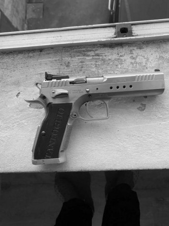 Cachas para empuñadura, realizadas en material plástico 3D negro para el modelo pistola Tanfoglio Limited 01
